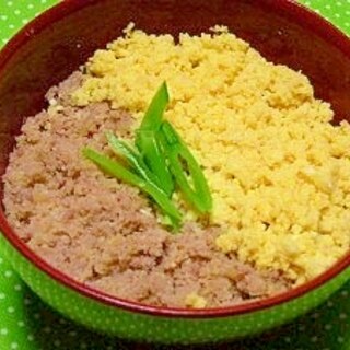 玉ねぎ氷入り☆どっちにmoおから二色そぼろ丼